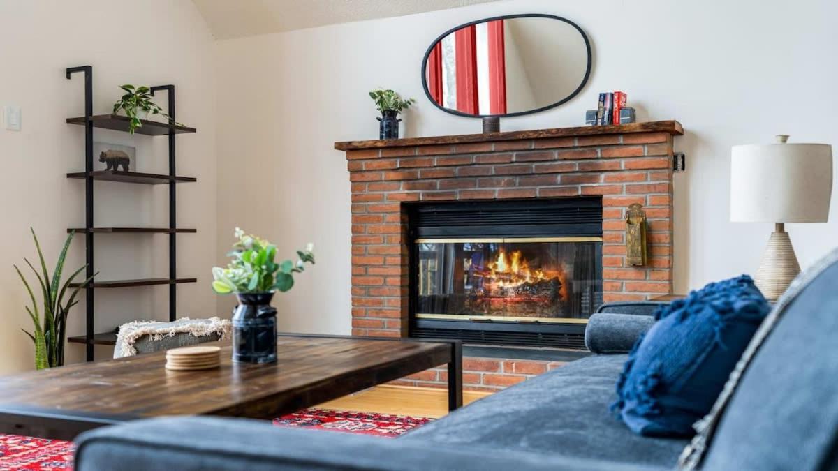 Modern Chalet Cabin W Hot Tub, Deck&Grill, & Wifi! Inwood Εξωτερικό φωτογραφία