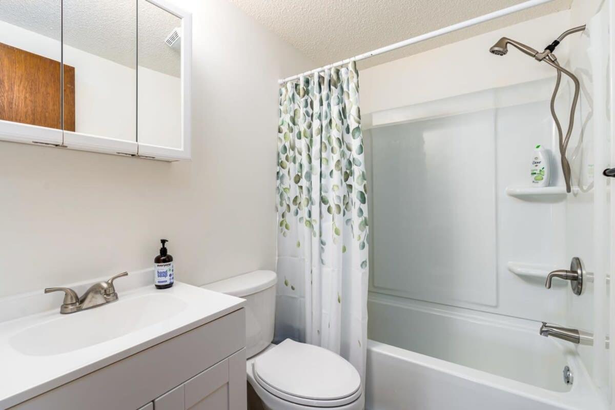 Modern Chalet Cabin W Hot Tub, Deck&Grill, & Wifi! Inwood Εξωτερικό φωτογραφία