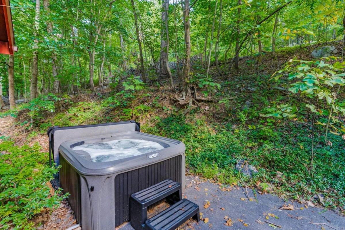 Modern Chalet Cabin W Hot Tub, Deck&Grill, & Wifi! Inwood Εξωτερικό φωτογραφία
