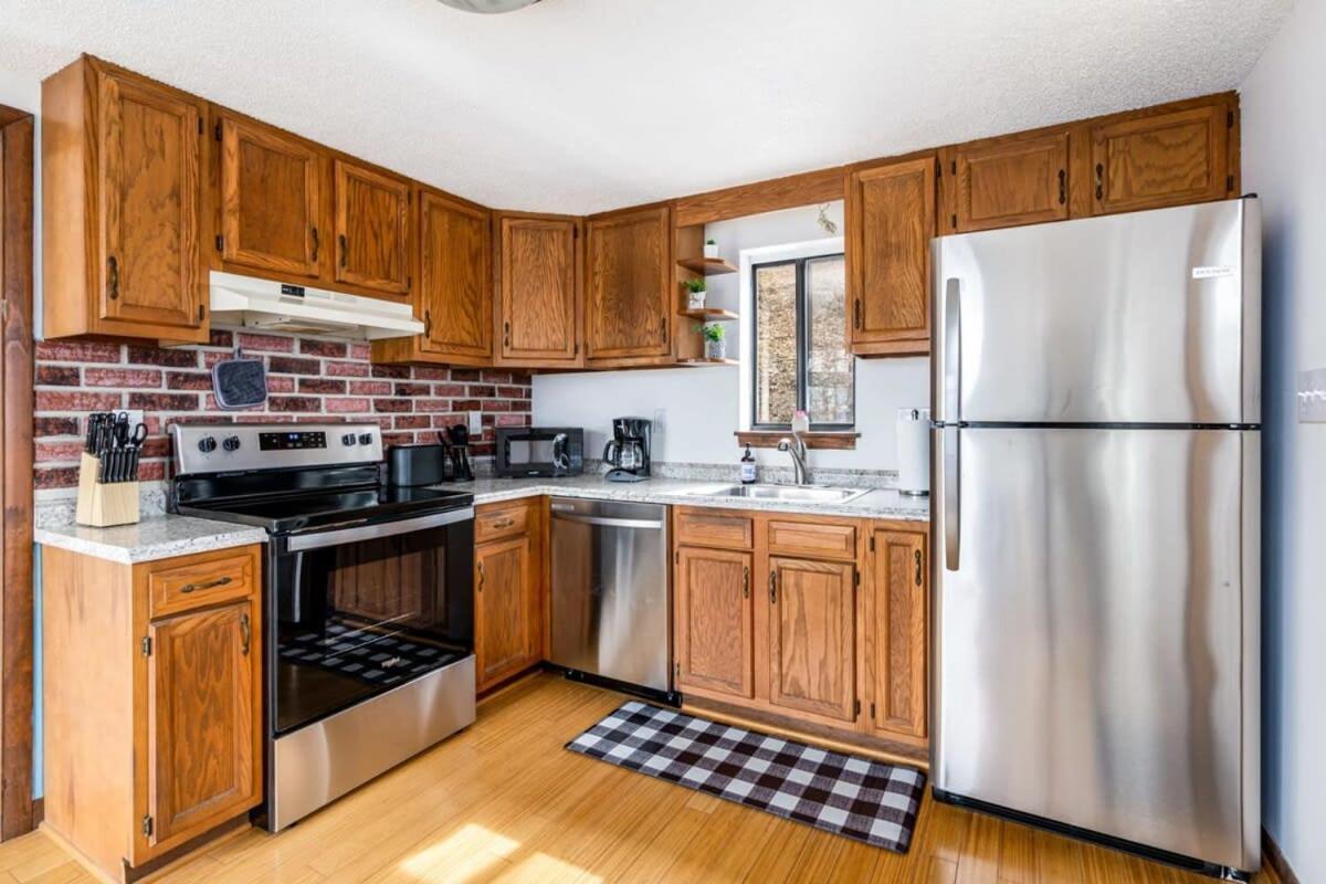 Modern Chalet Cabin W Hot Tub, Deck&Grill, & Wifi! Inwood Εξωτερικό φωτογραφία